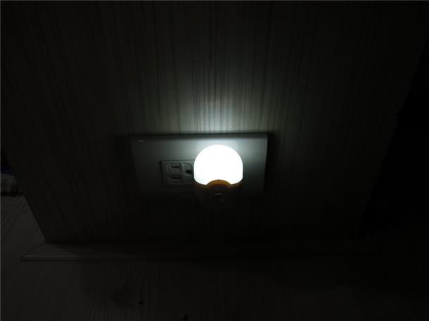 当晚上没开灯时,它就会自动亮起,用起来非常方便,几乎可以不用去管它