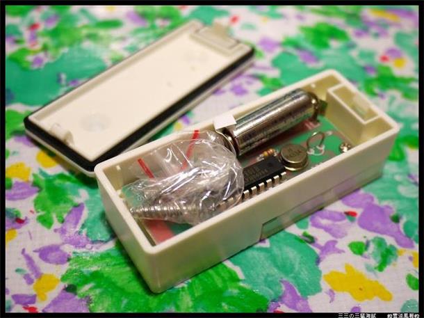 我家的門鈴也會唱歌啦! 每個人都可以DIY換新門鈴喔! 這是SKANDI典雅無線音樂門鈴! 這個很厲害! 它是無線數位遙控, 而且遙控距離長達80米! 我是沒跑到80米遠去測試啦! 但在我家樓下測試也OK! 打開包裝, 裡頭的傢俬很簡單, 因為它的安裝就很簡單嘛! 呃....正確說法是.